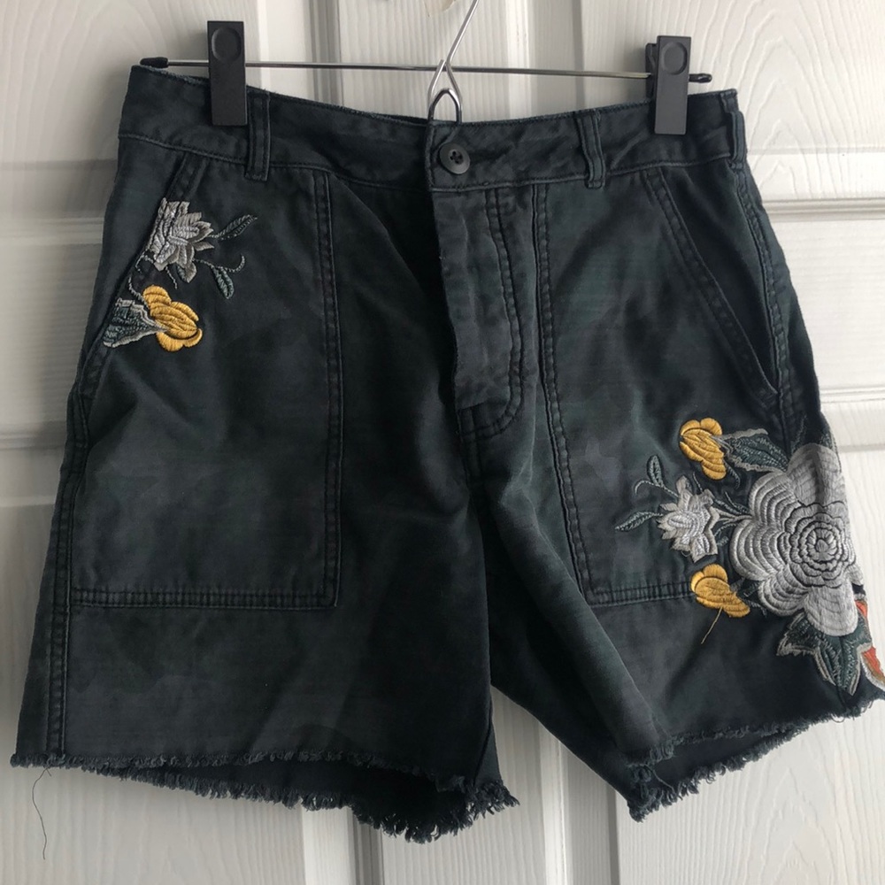 Free People dark camo & embroidered shorts. Size 2, seldom worn, good condition.